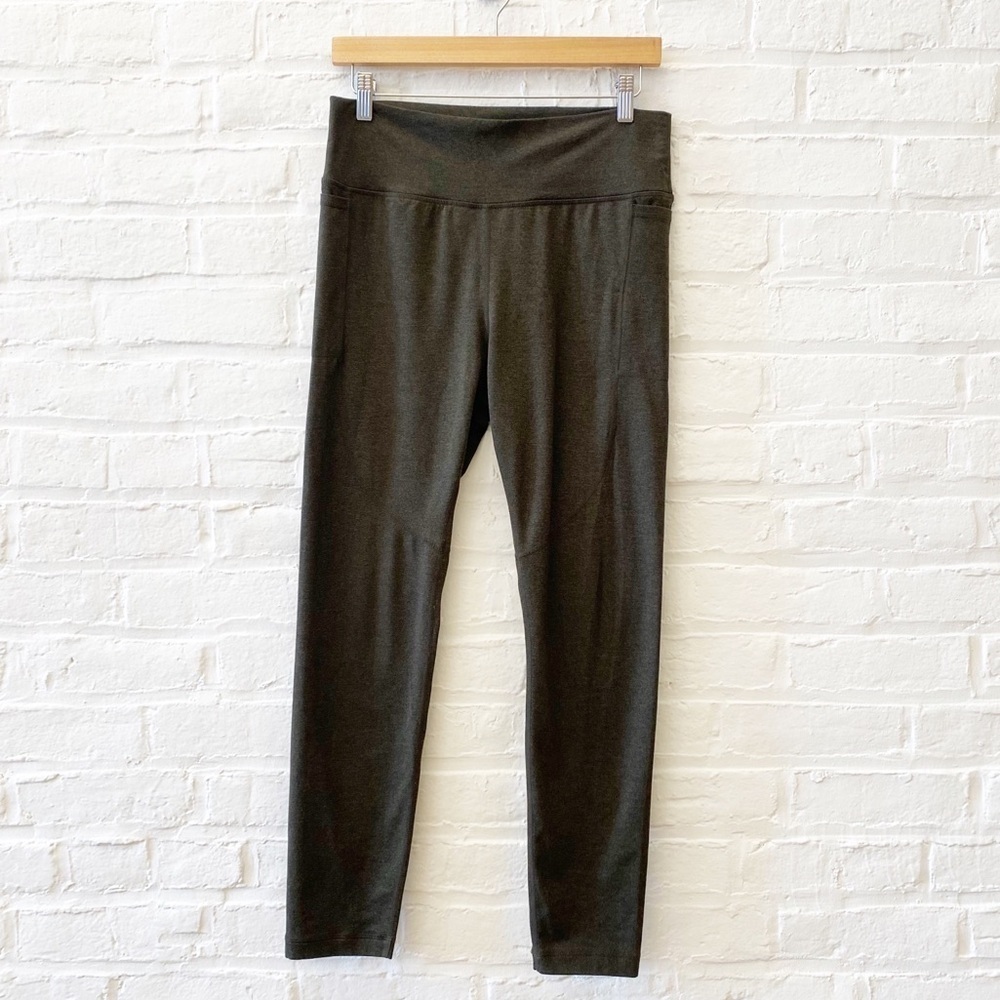 Vuori || Elevation Performance 7/8 Legging Evergreen Heather Green Large